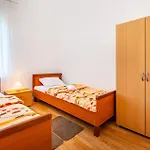 Apartamento 2 Bedroom Amazing Apartment In Nevidane Neviđane