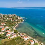 Apartamento 2 Bedroom Amazing Apartment In Nevidane